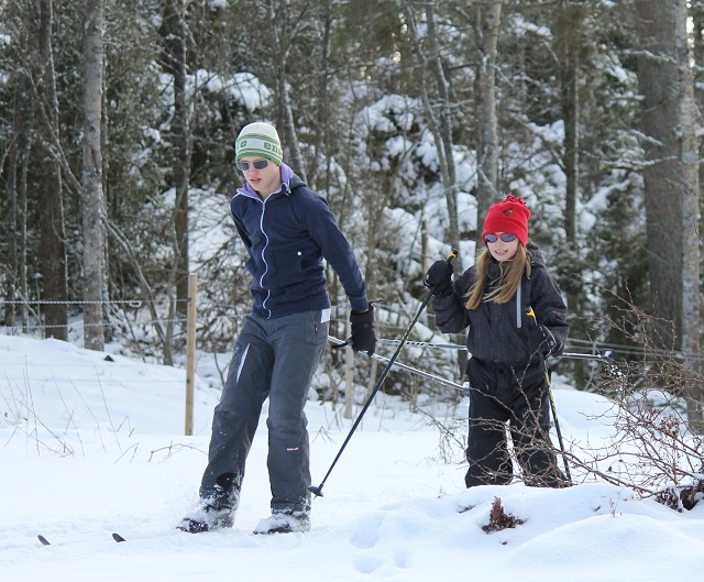 Unni och Tage njuter av skidturen